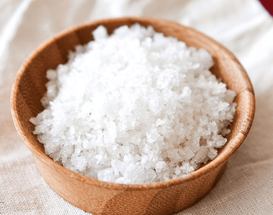 Dùng muối ăn để tẩy sạch vết ố vàng trên nền gạch lát
