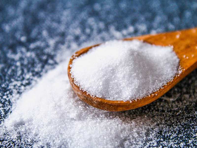 Dùng muối làm sạch cửa kính vô cùng hiệu quả