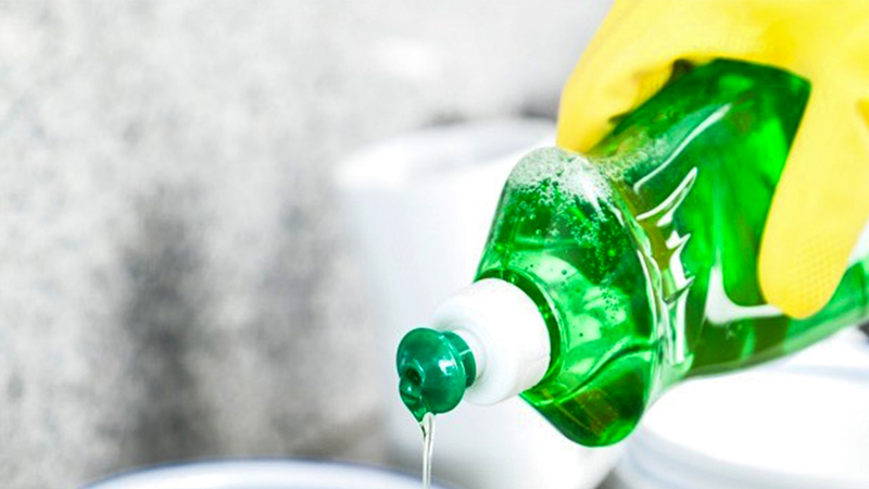 Lau kính bằng nước rửa chén vô cùng hiệu quả