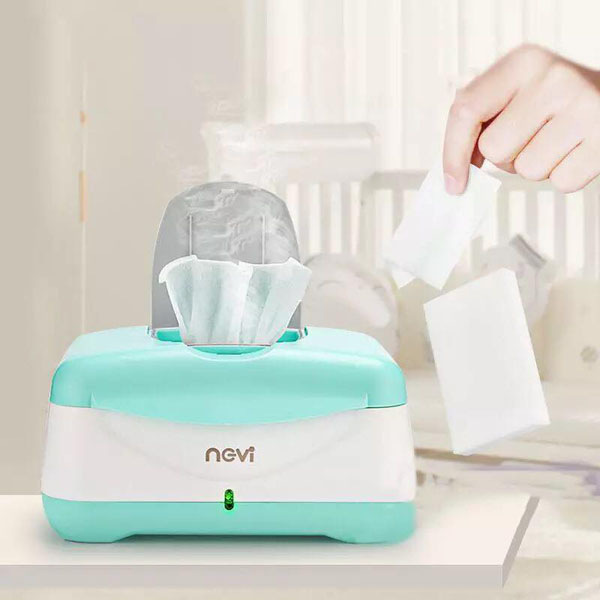 Dùng khăn ướt tẩy sạch băng dính 2 mặt trên kính