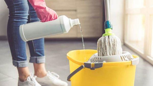 Làm sạch cây lau nhà bằng giấm