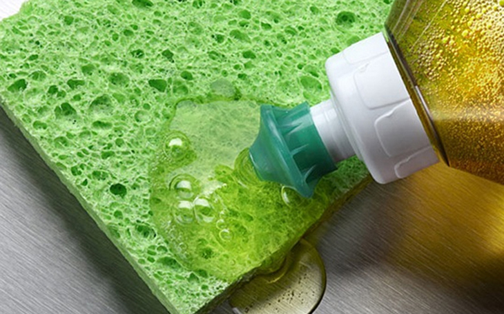 Dùng nước tẩy và nước rửa bát làm sạch lau nhà 
