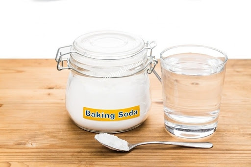 Sử dụng baking sode để tẩy trắng nền nhà vệ sinh
