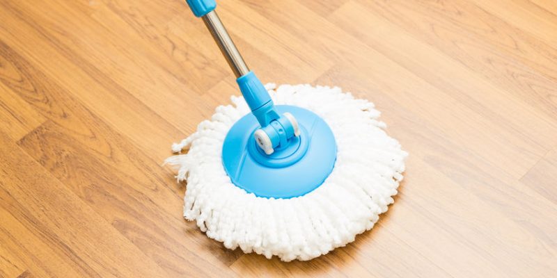 cách lau nhà sàn gỗ sạch
