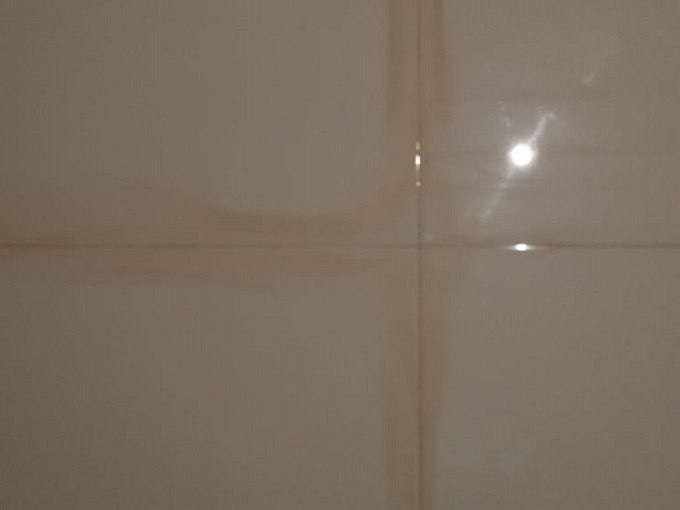 Làm sạch tường nhà tắm