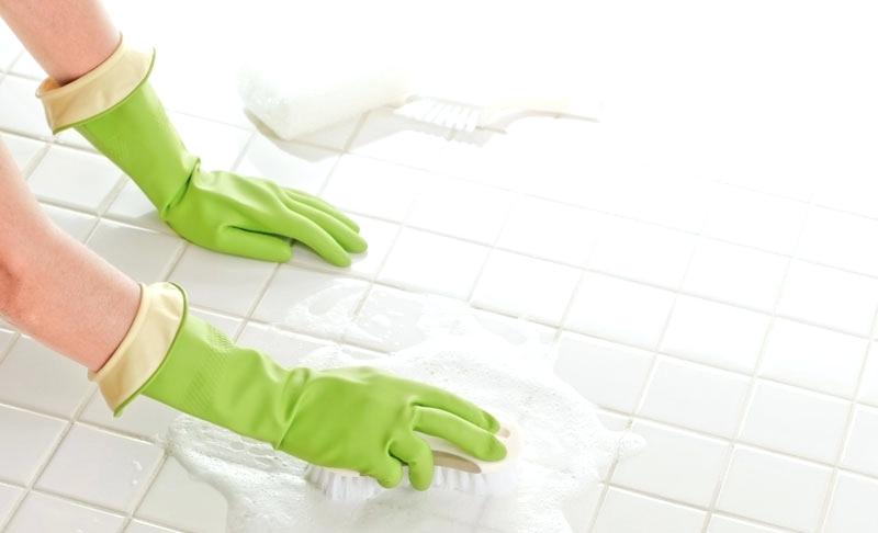 cách làm sạch sàn và tường nhà vệ sinh