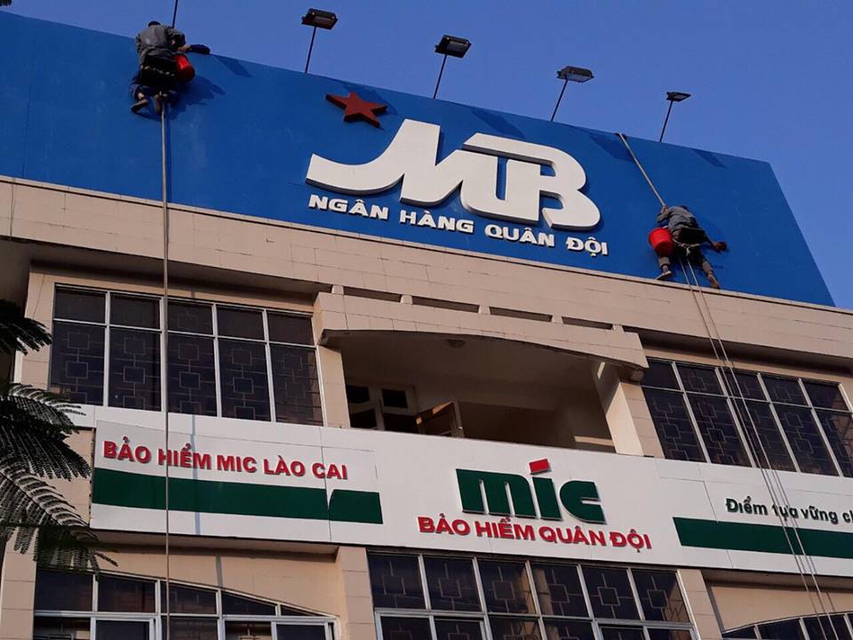 Dọn nhà Hoàng Yến - đơn vị thi công vệ sinh kính tòa nhà chất lượng, uy tín
